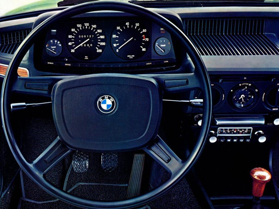 Панель приборов BMW 520i Sedan (E12) 1972 года  (фото 3 из 5)
